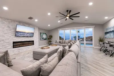 Image de Stunning Lake View, Heated Pool, Single Story!