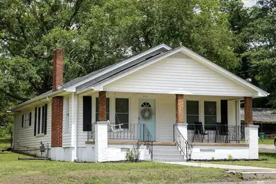 Image de HollyWild House Cozy 3-Bedroom Bungalow Downtown Greer