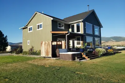 Image de Relax and make magical memories at Our Riverfront Retreat!