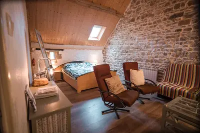 Image de Beautiful family room. Ideally 2 km from the highway and yet wonderfully rural.