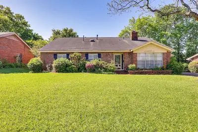 Image de Spacious Downtown Montgomery Home w/ Yard, Patio!