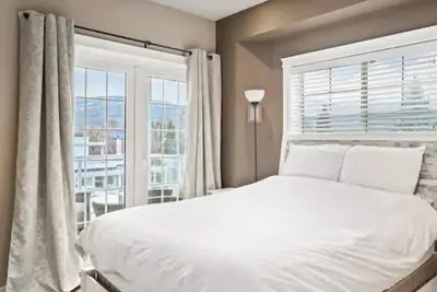 Bright 2-Bedroom Downtown Getaway