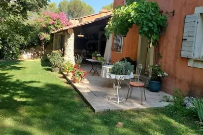 Image de Very pretty mas on large wooded lot. .