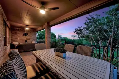 Image de Spectacular home perfectly located near everything!