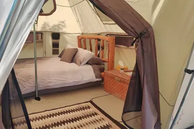 Image de Hunter's Glade, glamping on the river, 2 miles from Quinn’s Hot Springs Resort!