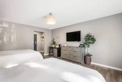 Image de Modern Room Near Indoor Pool
