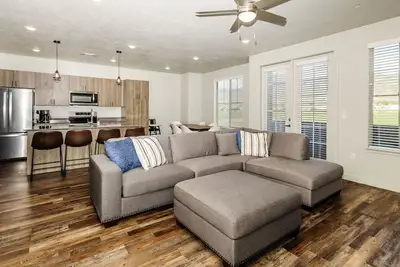 Image de Loaded Logan Loft near Usu & Everything Else - Sleeps 8 in beds