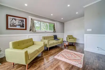 Image de Inviting dog-friendly home with fireplace, full kitchen, partially enclosed yard