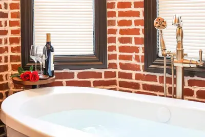 Image de Romantic & Luxe - Jacuzzi Spa Tub - Compact Garage