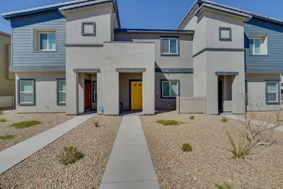 Inviting Henderson Townhome w/ Community Pool!