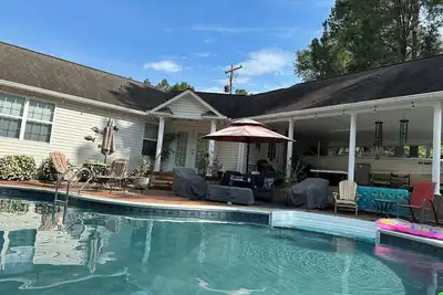 Image de Horse country in a beautiful, cozy, pool house. You will love your stay.