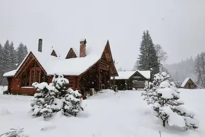 Image de Cottage în the middle of forest for 11 people