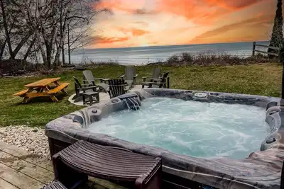 Image de Lake/Beach Cabin! Hot Tub! Kayaks + Bikes! Slp 8!