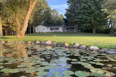 Image de Private, newly renovated lakefront cottage on 10+ acres of land.