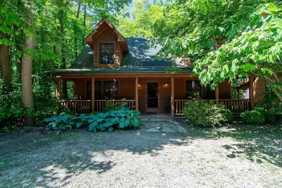 Image de Cedarwood Lodge - Luxury cabin with private hot tub and shared pool access!