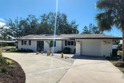 Beautiful updated home - Walk to Beach