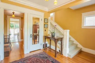 Image de Beautiful Ne Portland summer craftsman home