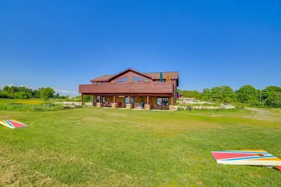 Image de Prairie-Style Home on Garden Bay w/ Deck + Hot Tub