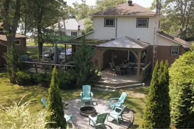 Image de Large Beach View Family Cottage in in Turkey Point