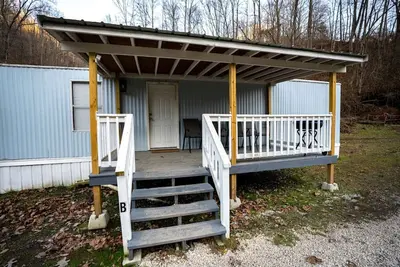 Image de Unit B: 20 Sec Ride to Trails, Sleeps 10. King