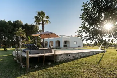Image de Piscine privée, 6 couchages, four à pizza, pinède, terrain clos, 10 km des plages