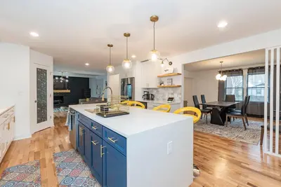 Image de Upscale 4 bedroom villa with large fenced backyard