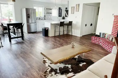 Image de Cheerful two bedroom house with a beautiful backyard