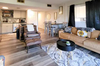 Image de 2-story mtn condo with on-site pool, sauna, Bbq areas, & free attraction tickets