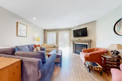 Image de Centrally located condo with pools, hot tubs, tennis, skating, & skiing access