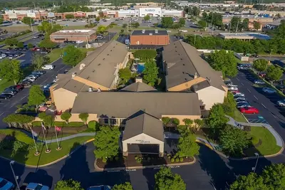 Image de Stay in a Contemporary Pet Friendly Hotel Near Tennessee Aquarium!