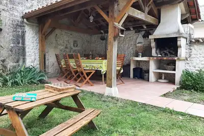 Image de Gîte familial avec jardin, cheminée et équipements bébé – Bellevigne, Charente