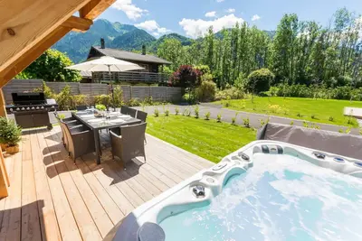 Image de Un magnifique chalet avec spa, terrasse, jardin et vues splendides!
