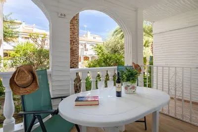 Image de Maison de vacances 'Casa en la playa con piscinas 297' avec piscine partagée, Wi-Fi et climatisation