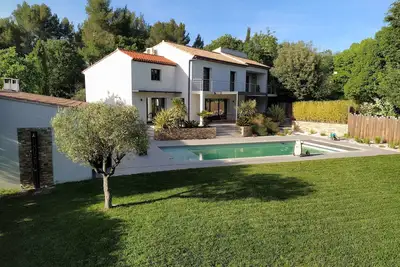 Image de Villa au calme avec piscine et jardin arboré