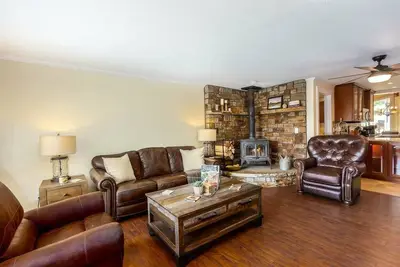 Image de Dog-Friendly Midtown Bend Home w/ Fenced Yard