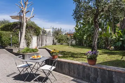 Image de City Cottage with Garden and Pool by Wonderful Italy