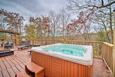 Image de Rustic Cabin Near Carters Lake w/ Private Hot Tub