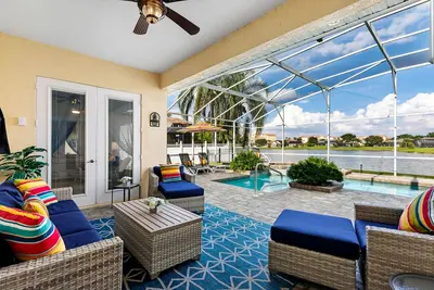 Image de Lake Sunrise, 5* villa lake views, pool/spa, game room, garden - 3 miles Disney!