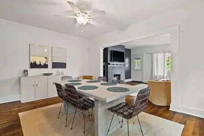 Image de 4-Br Retreat Near Lake & Downtown Cleveland