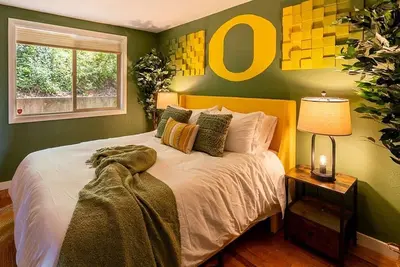 Image de Walk to U of O! View with 2 decks/firepit/comfy!