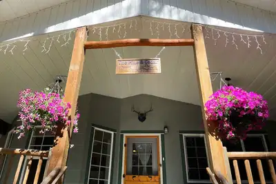 Image de A cottage in the woods by the lake