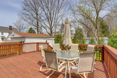 Image de Chic Home w/ Deck, Walk to Lake Erie!
