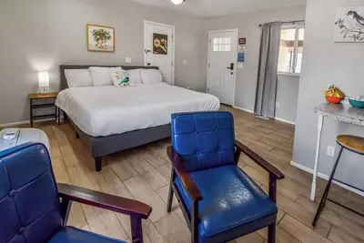 Image de Spacious Studio with King Bed & Fast WiFi