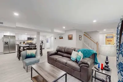 Image de Modern & Updated Unit in Prime Location