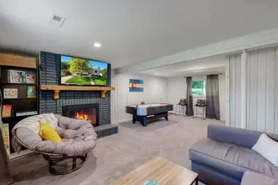 Image de Cozy Four Bedroom Family Retreat with Yard and Air Hockey