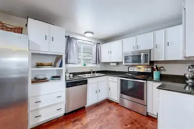 Image de Private Four Bedroom Large Home with Yard and Garage