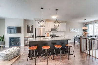 Image de RiverView retreat by forest & river, rural escape while enjoying a modern house