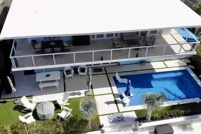 Image de Beautiful Keys Style Retreat - with bonus room, private pool and private dock.