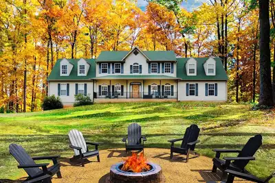 Image de Arcade room ~ Hot Tub ~ Firepit ~ Bbq ~ King beds ~ Nearby Wineries/Breweries