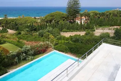 Image de Atlanterra Beach House -comfort & exclusivity - 4min walk to beautiful beach